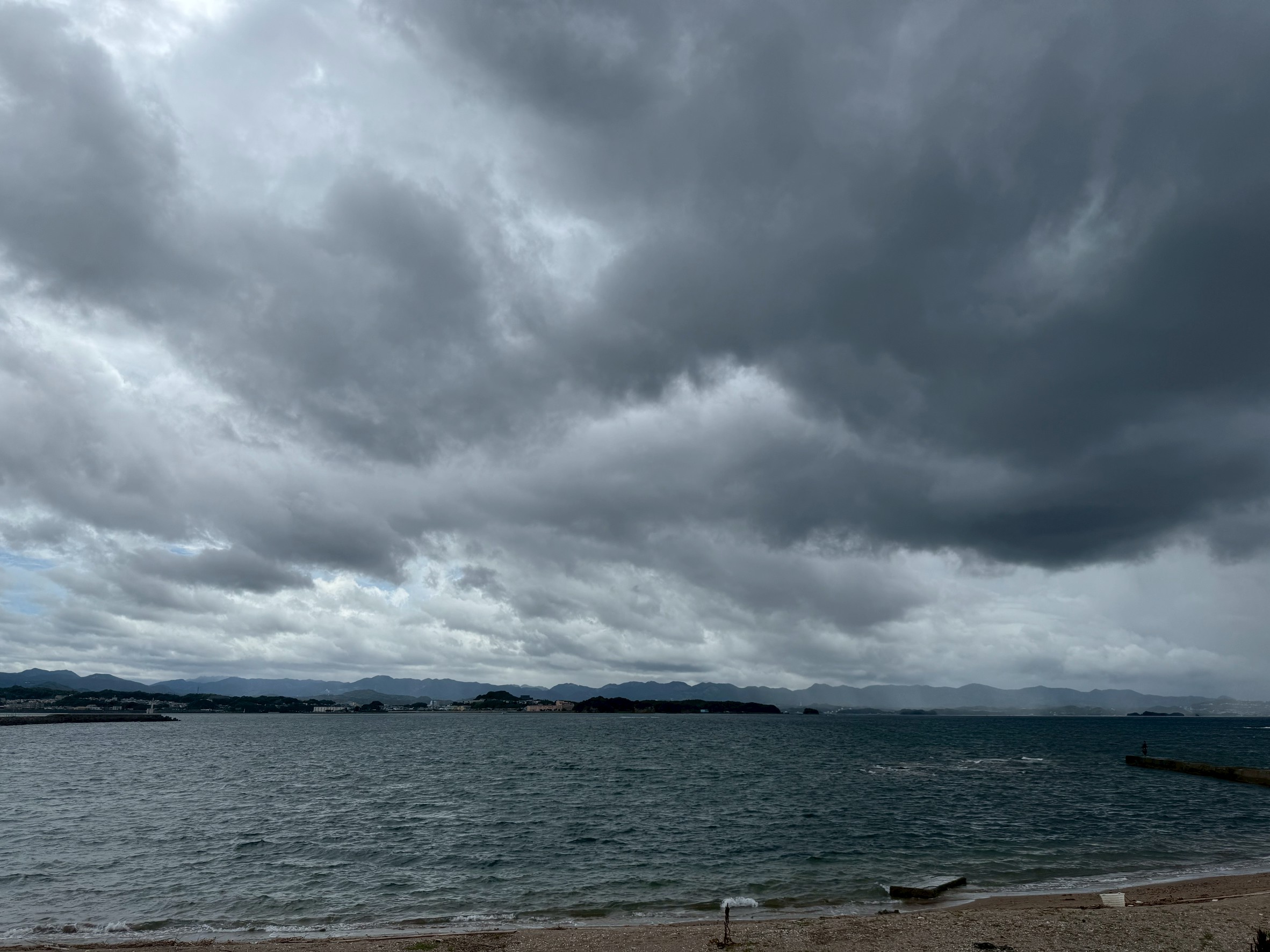 午前10時15分のみなべ町の雲の様子。かなり降ってきそうな気配。釣太郎