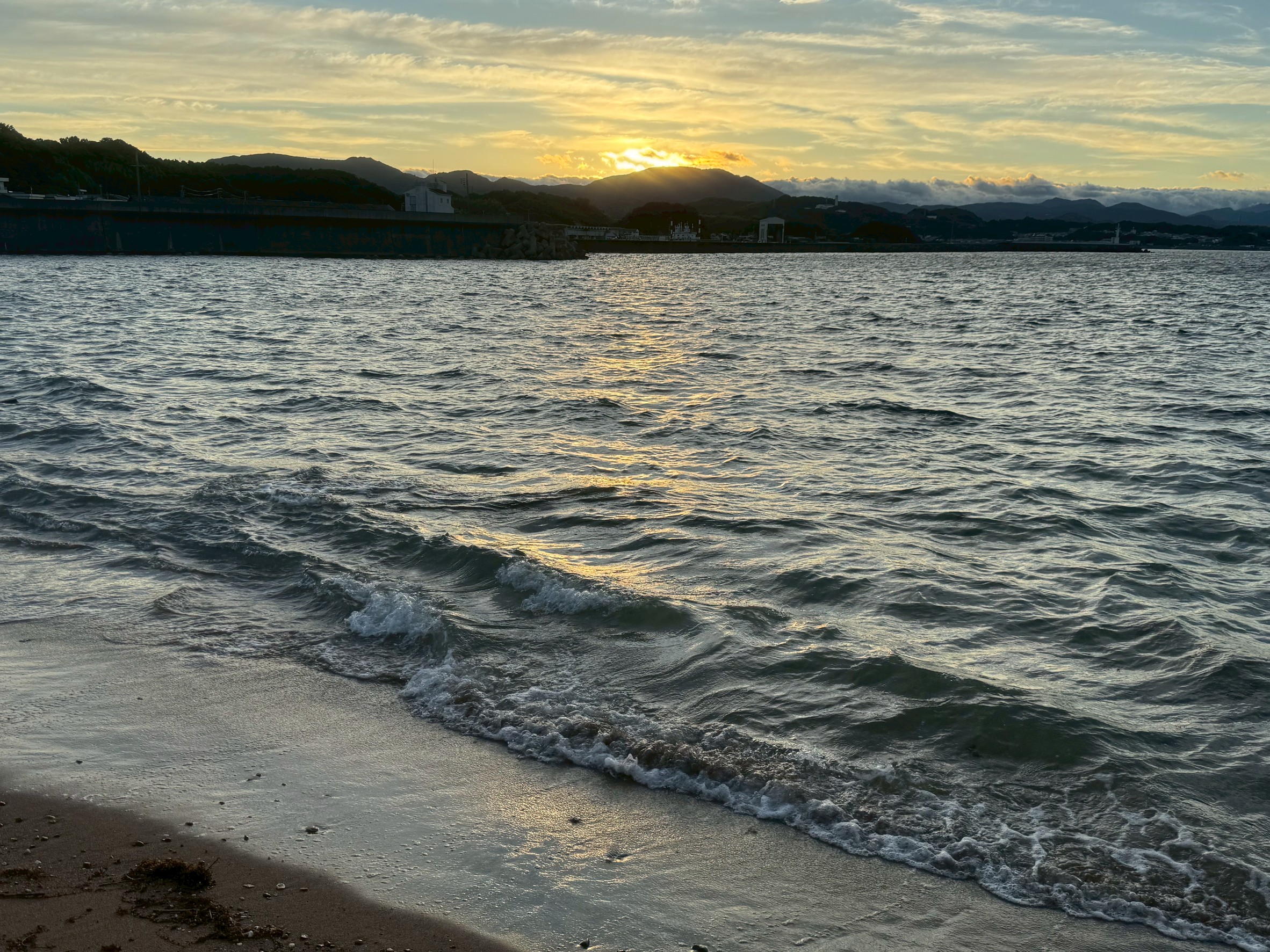 猛暑の夏にこそ朝一番の海が気持ちいい理由と、朝一フィッシング人気の秘密。釣太郎