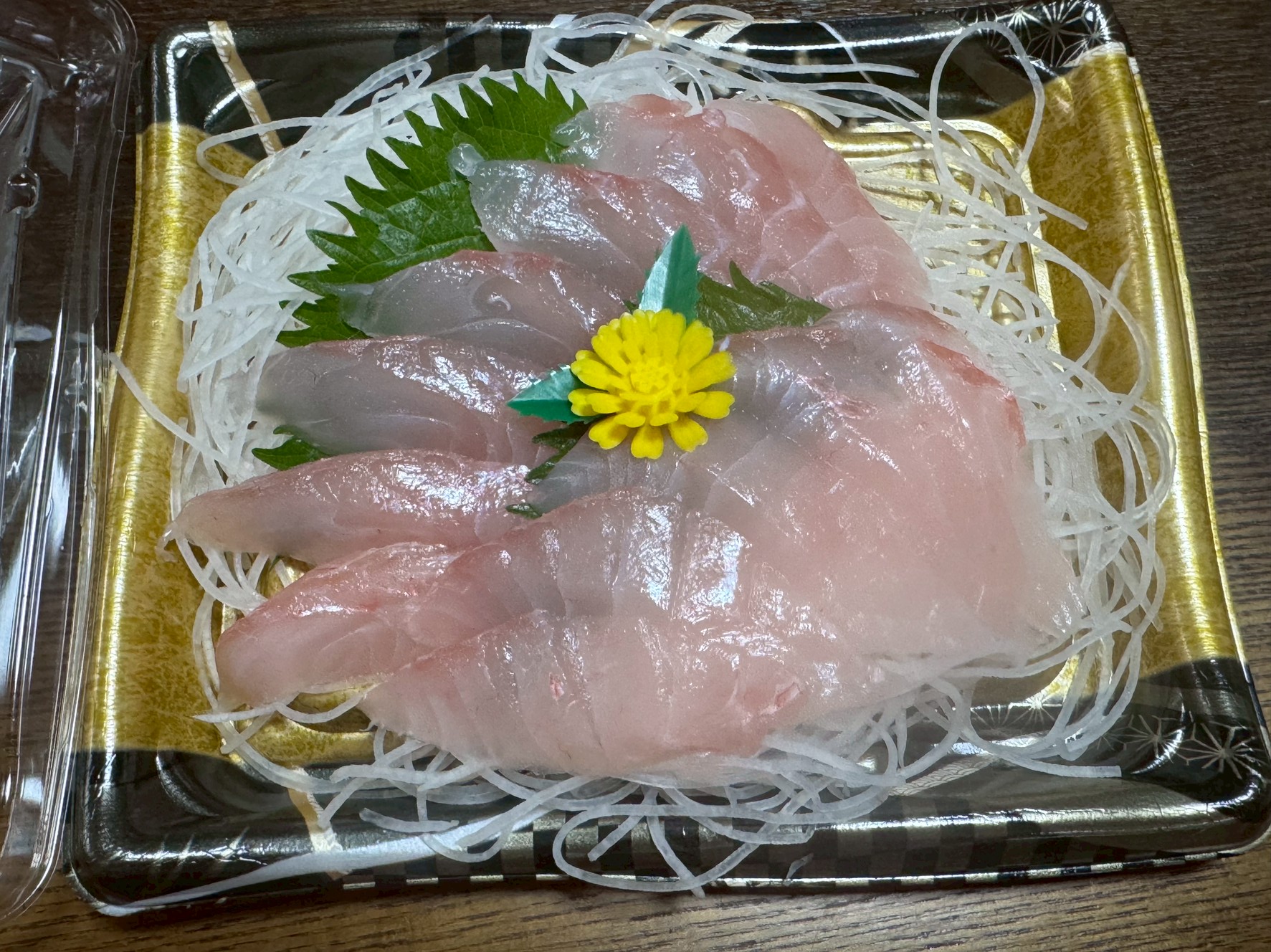 キンメダイの刺身。何年ぶりかで食べましたが激うま。釣太郎
