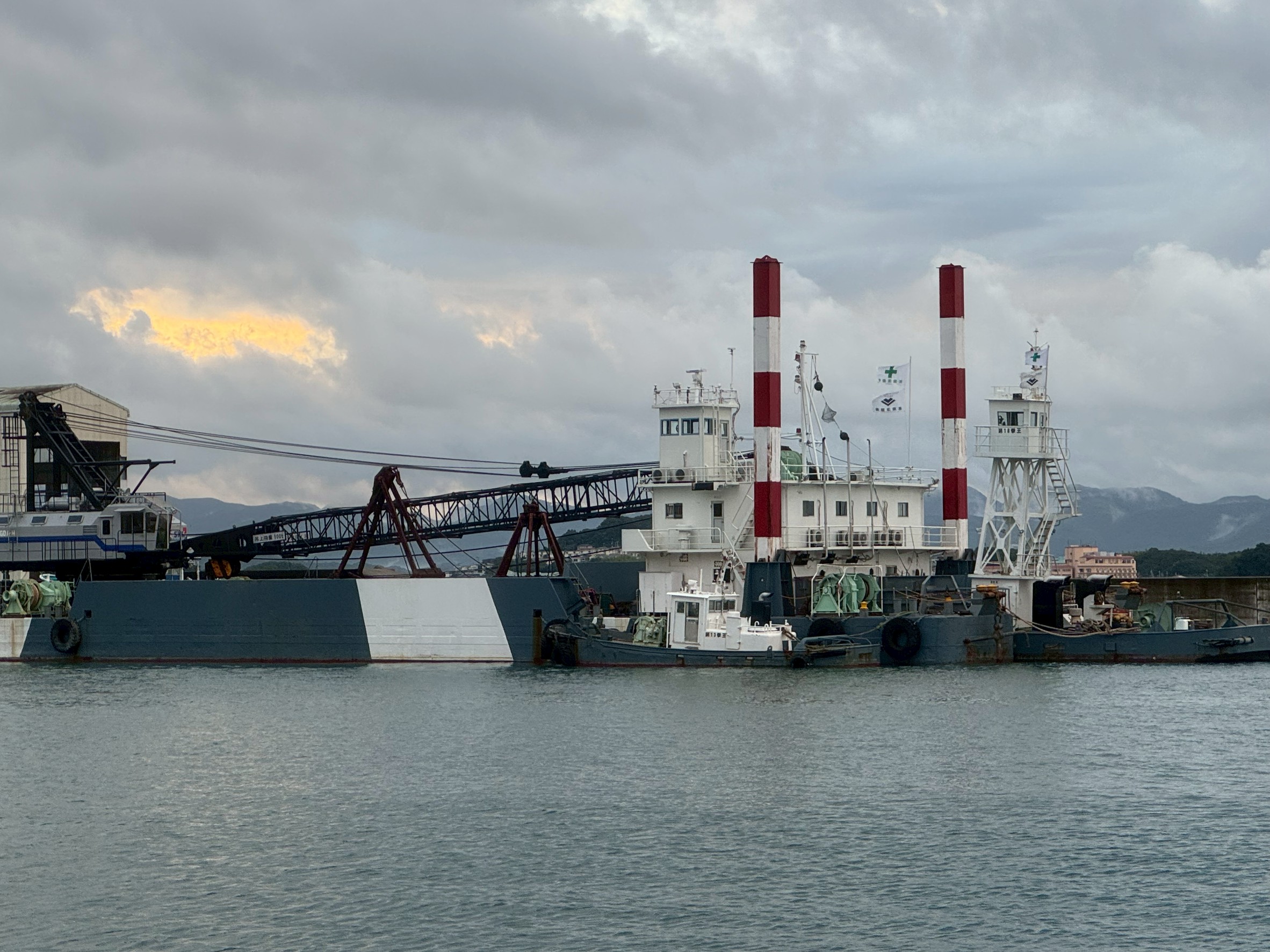 浚渫工事現場の様子。 このような専用の作業船には、ポンプで泥を吸い上げるサクション型。バケットで泥をすくい上げるクレーン型。パイル（赤白の柱）で船体を固定して掘削する自走式浚渫船。など、さまざまな種類があります。釣太郎