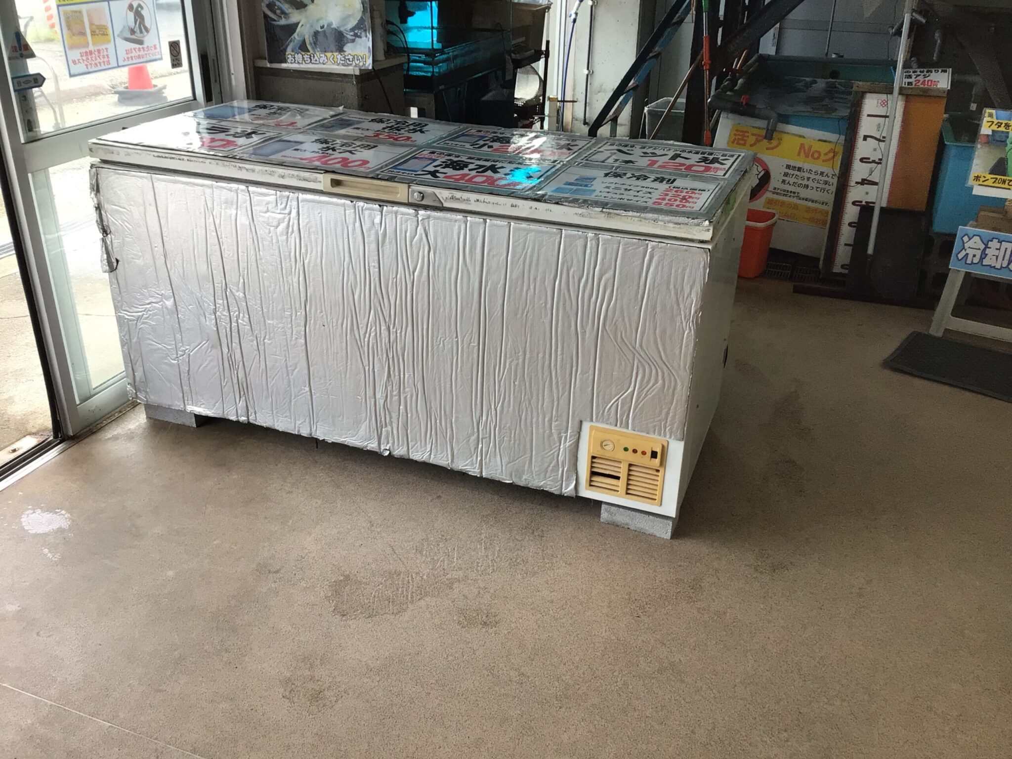 夏は氷が一番売れますが、みなべ店氷冷凍庫店内へ移動しました。釣太郎