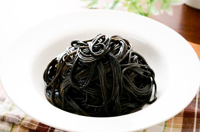 生アオリイカ墨を口に含んだ瞬間に広がるのは、フレッシュで芳醇な磯の香りです。釣太郎