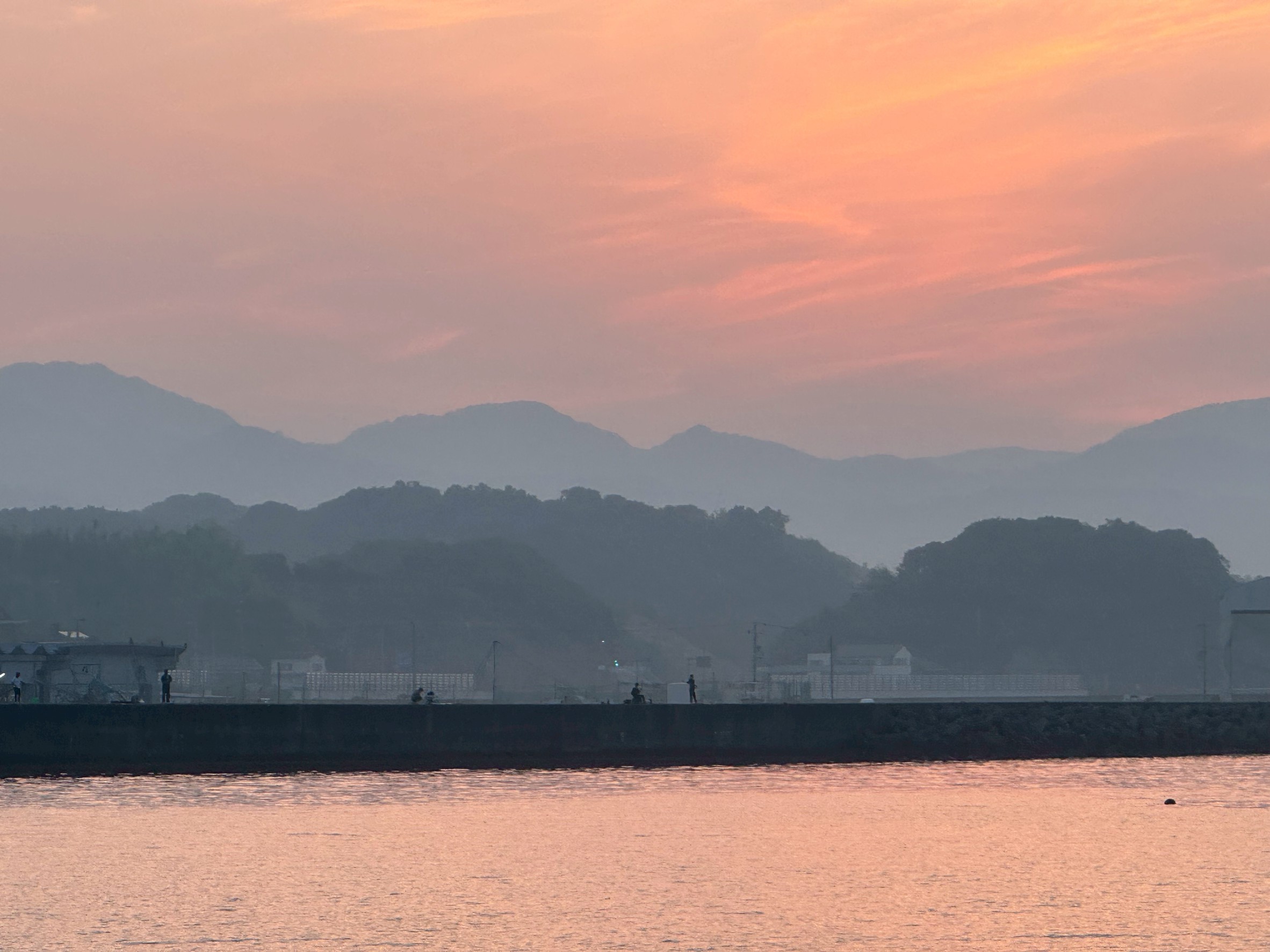 お盆が終わると、夜明けは1日あたりおよそ1分前後遅くなる。釣太郎