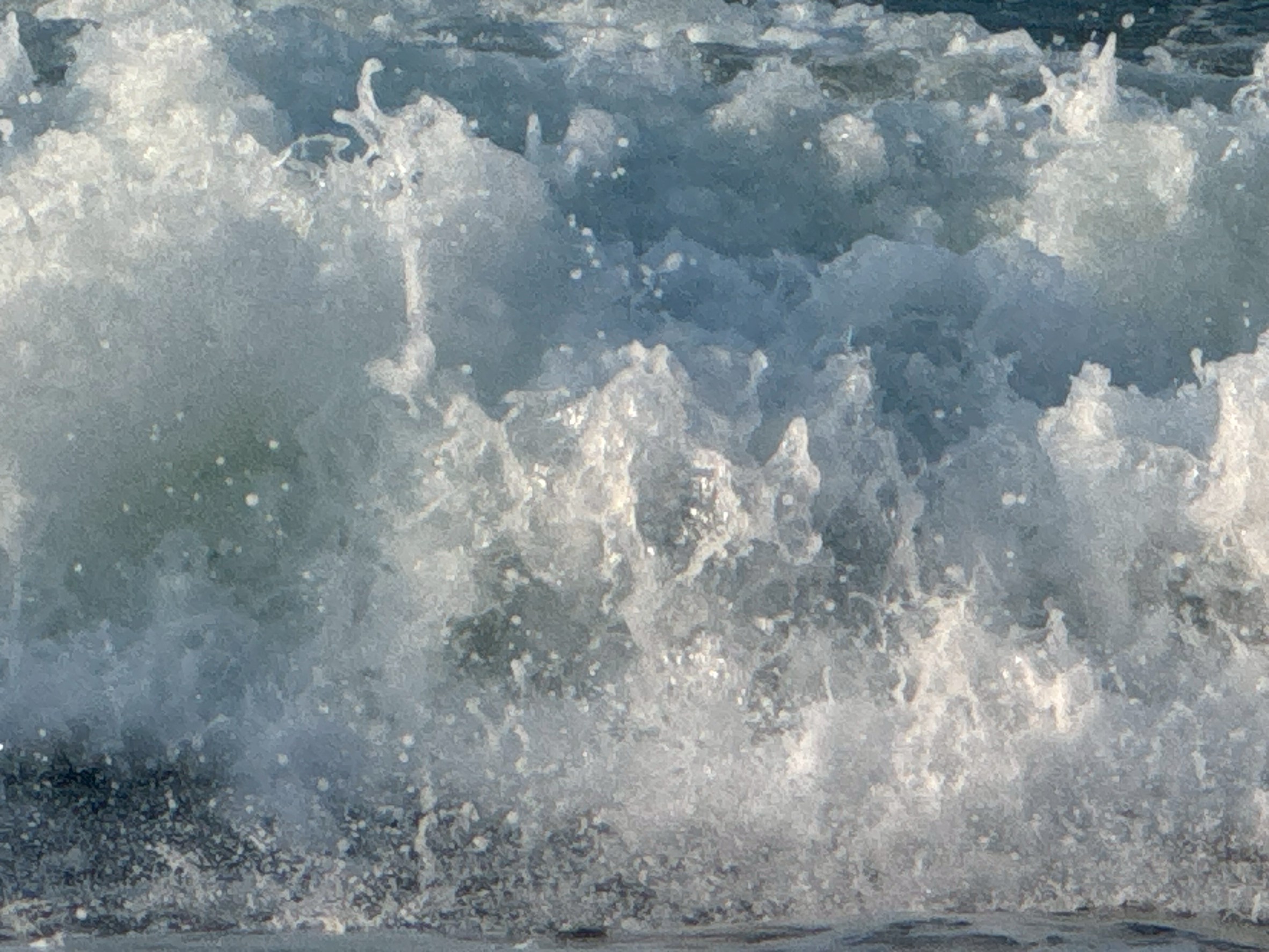 白波を眺めていると心が安らぐのは、単なる気分的なものではなく、脳科学や心理学に裏付けられた、人間にとってごく自然な反応。釣太郎