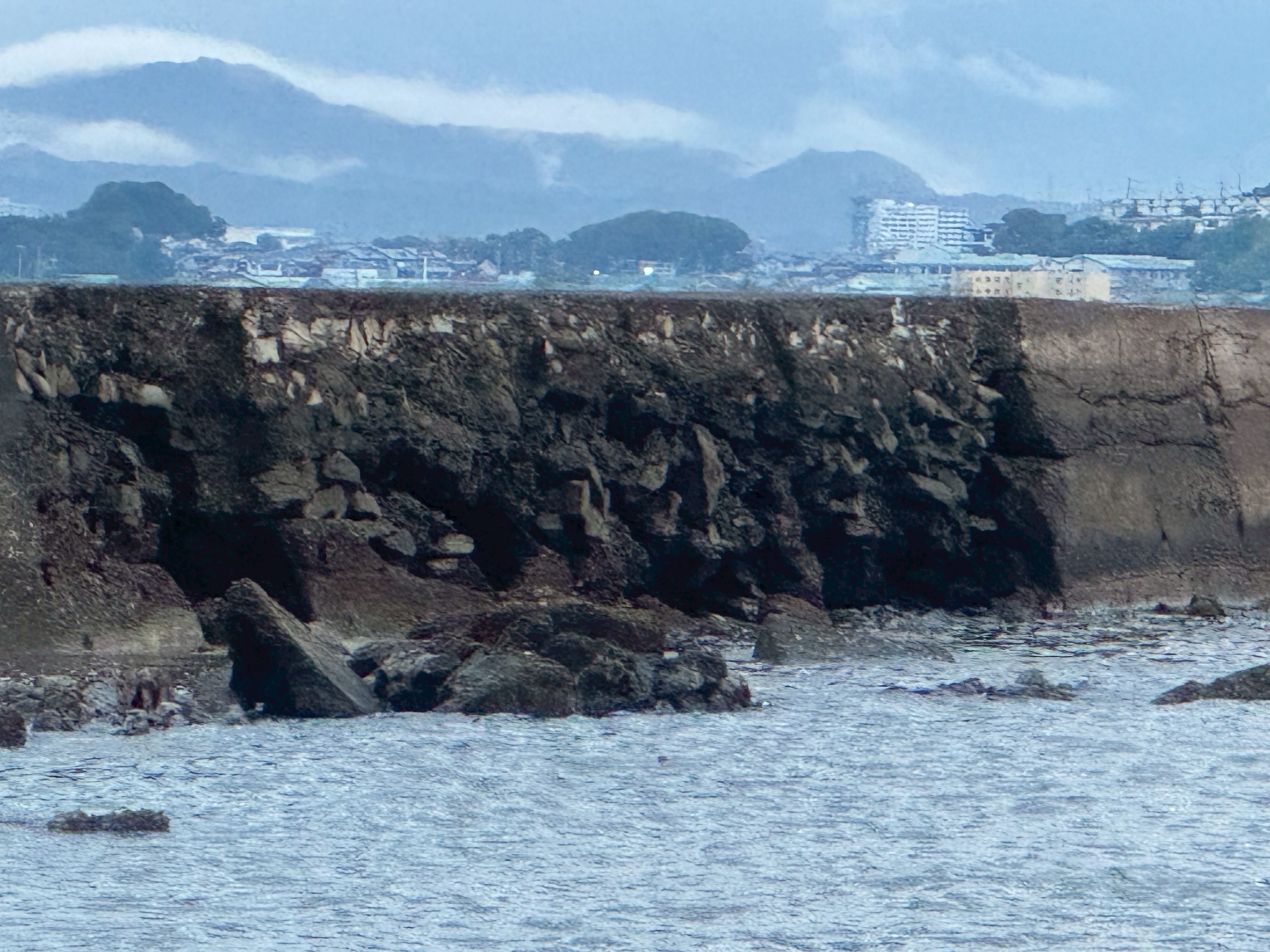 堤防の経年劣化が進行中?波の浸食による危険性と釣り人への注意点。釣太郎