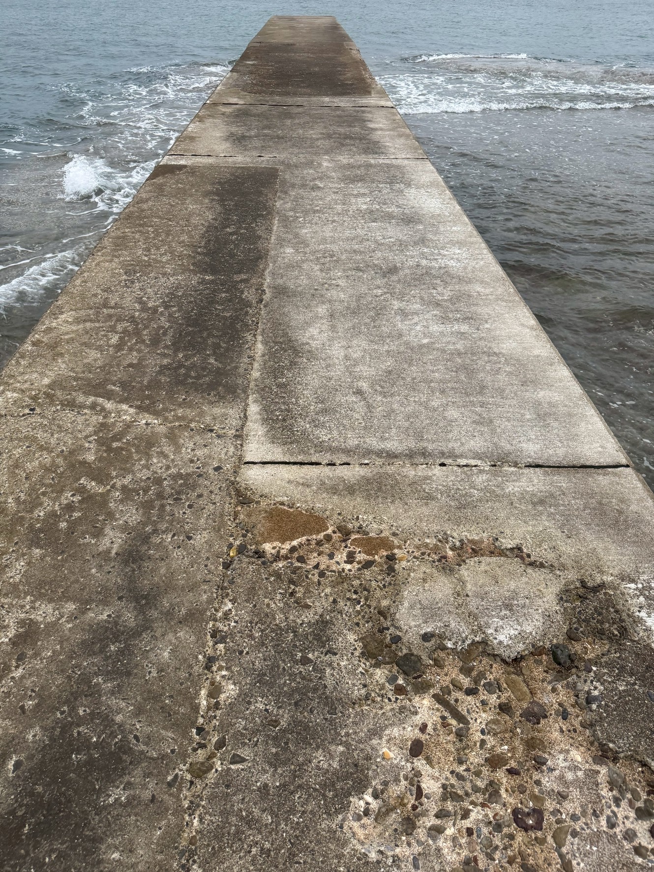 暴風雨で決壊し、つぎはぎだらけの堤防。釣太郎