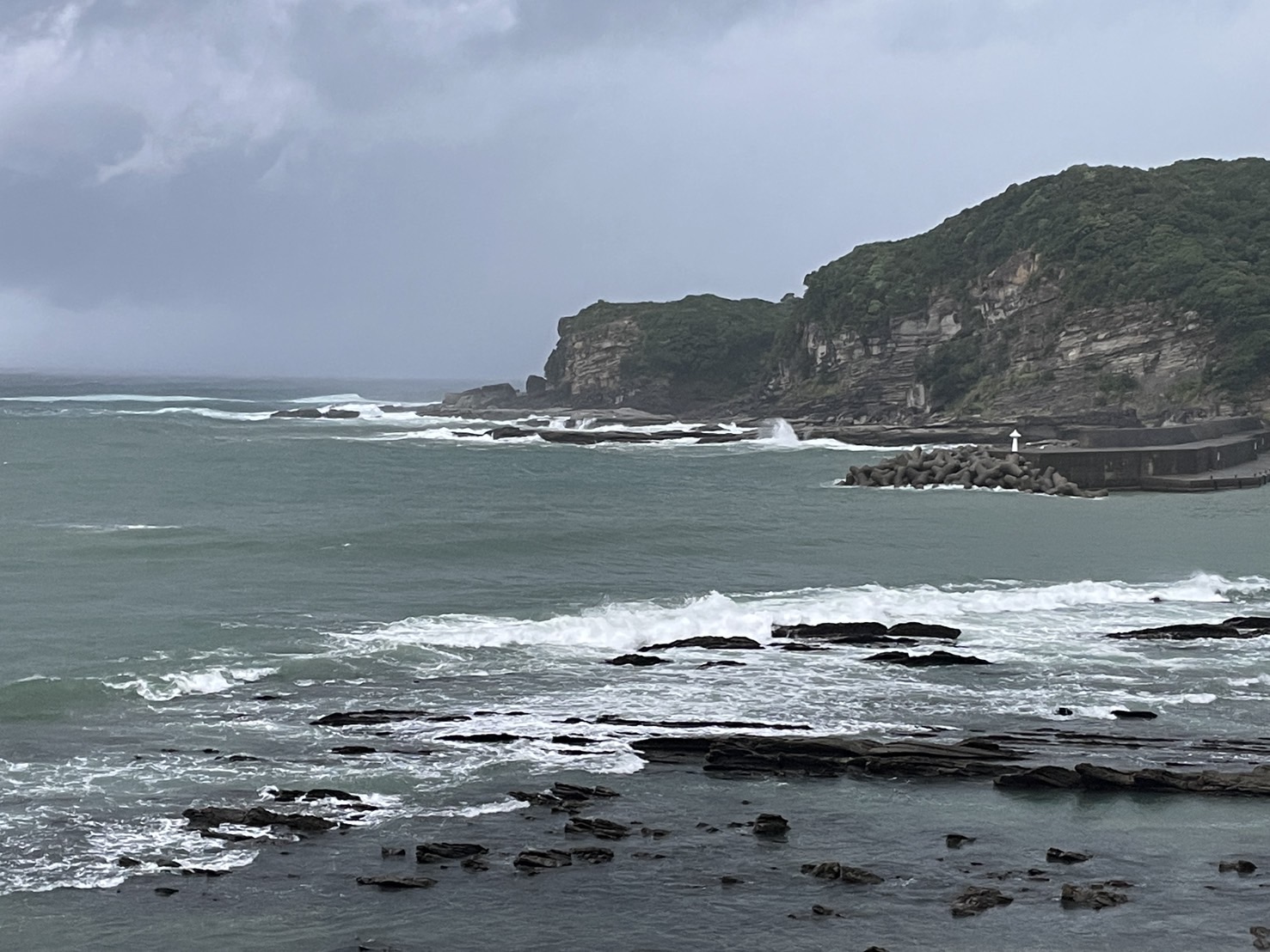 台風15号が接近中で大荒れの和歌山県白浜町海の様子。2025年9月5日金曜日午前5時半撮影。