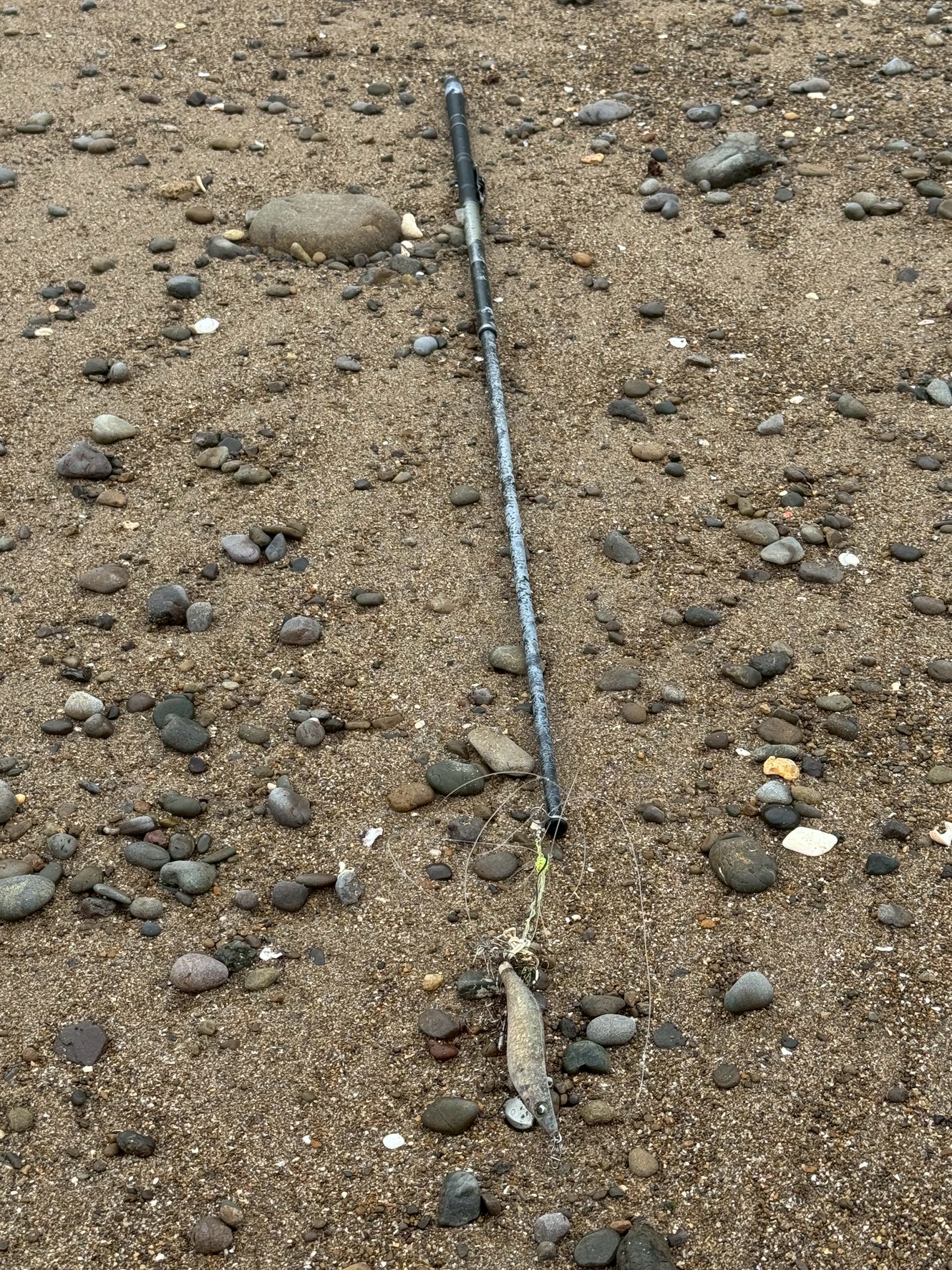 波打ち際で発見！ロッドにエギが付いたまま流される危険性と注意喚起。釣太郎