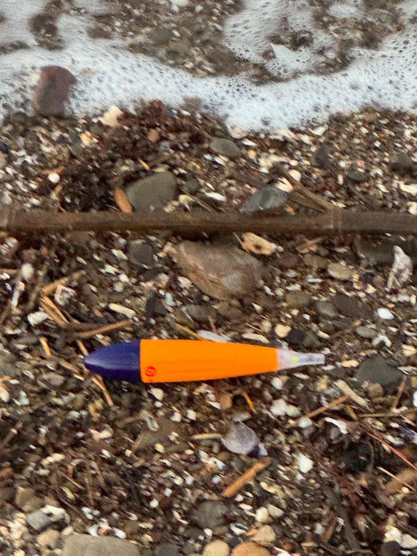 砂浜に流れ着いたウキが語る物語｜釣り人と海をつなぐ小さな漂流者。釣太郎