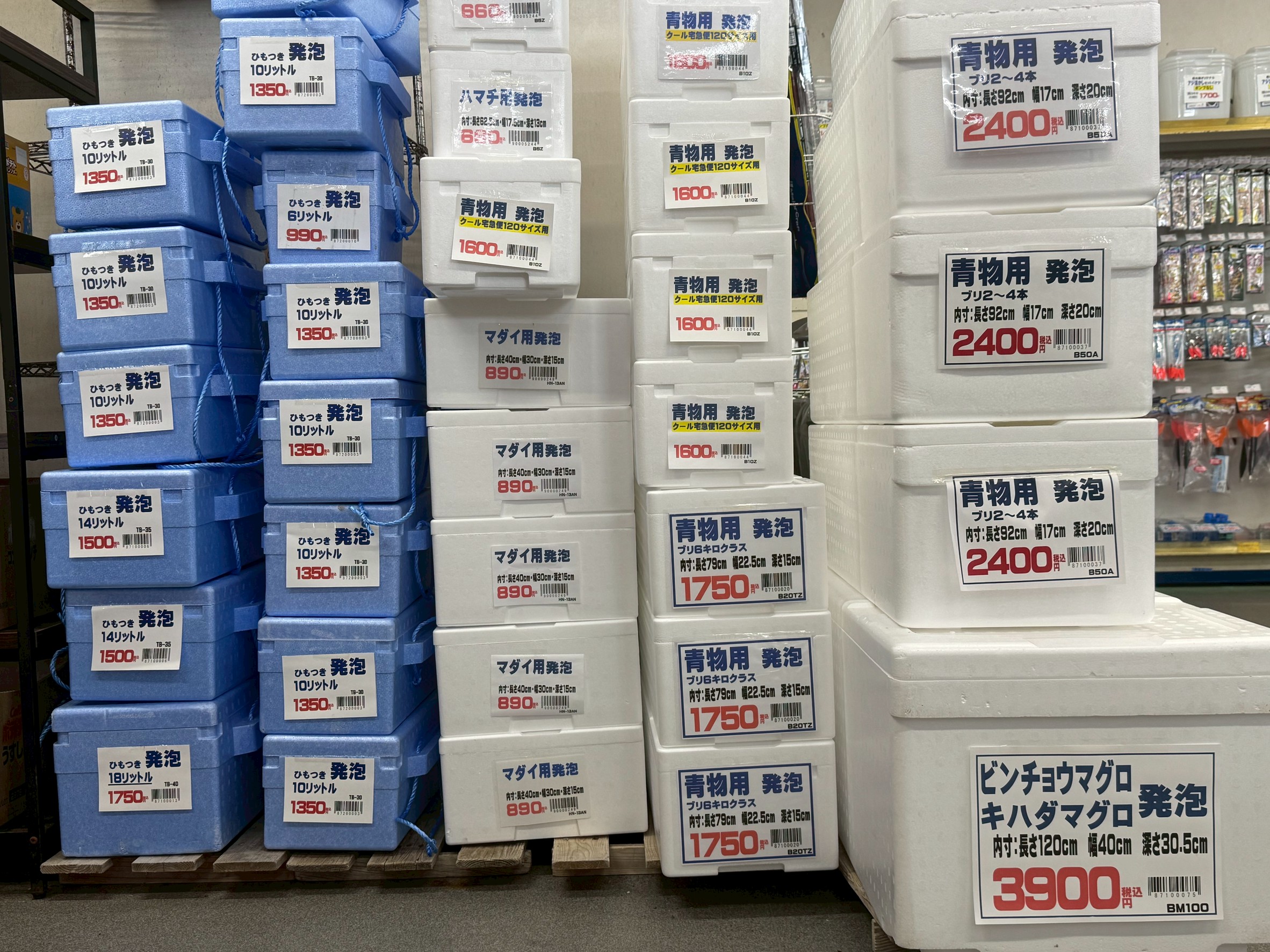 発泡スチロールBOXは ・軽量で持ち運びがラク・保冷力が高く鮮度を守れる・価格もリーズナブル。釣太郎