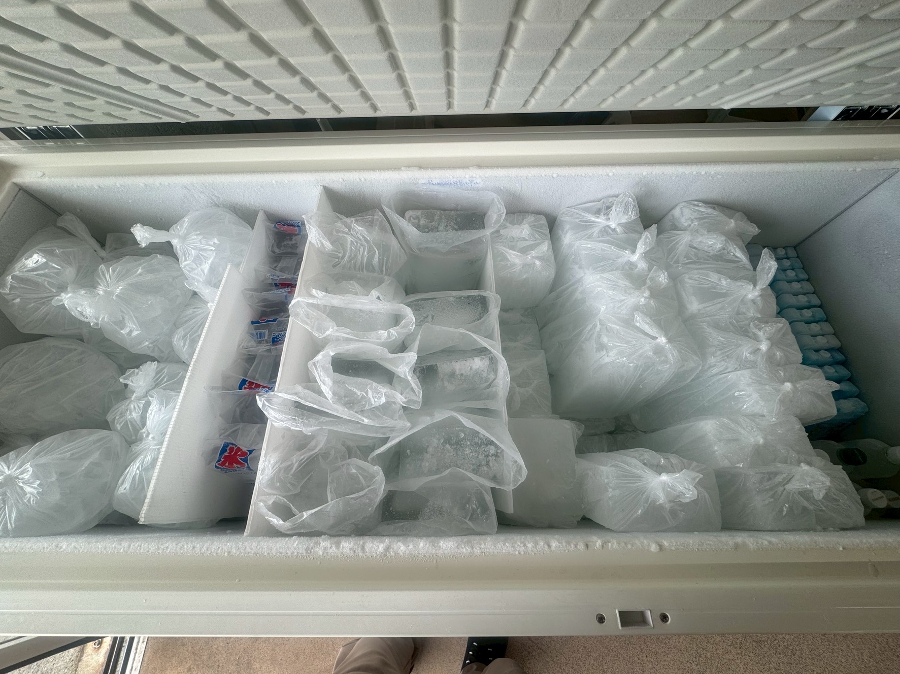 海水氷は釣太郎の看板商品ですが、普通氷やバラ氷、ペット氷や保冷剤もあります。