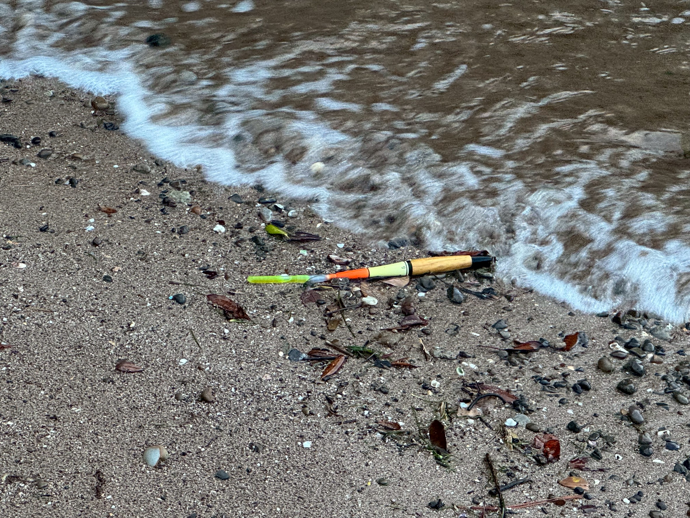 波打ち際に漂うウキが語るもの｜釣り人の時間と海の物語。釣太郎