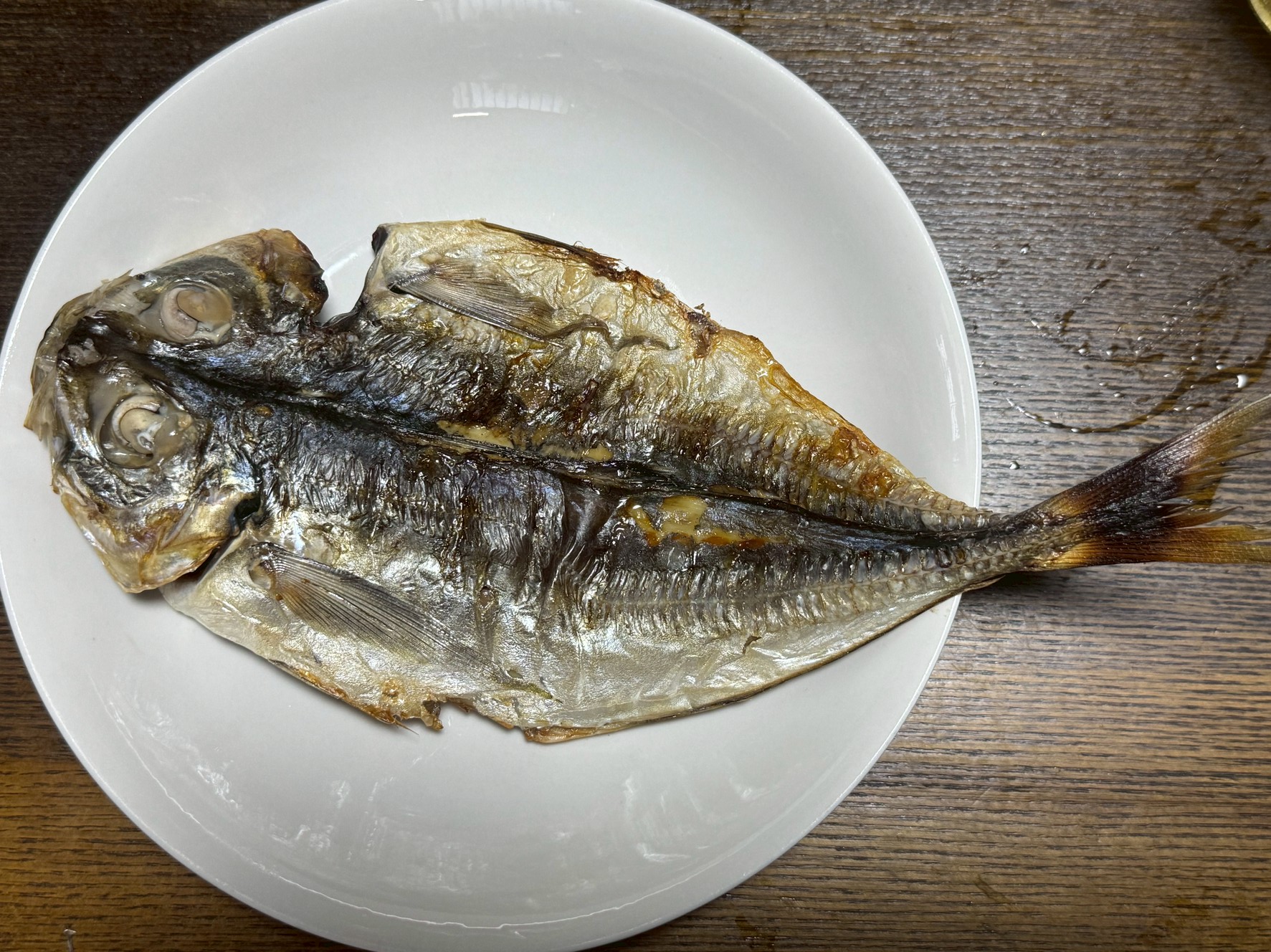 スーパーで目にする魚干物の多くは、冷凍された状態で流通しています。釣太郎