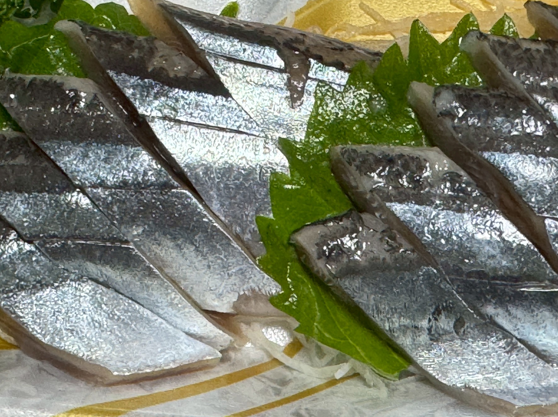 サンマの刺身がイワシに似ているのは、脂質の質・筋肉の柔らかさ・旨味成分が科学的に近いから。アジやサバとは一線を画す、秋ならではの絶品です。釣太郎