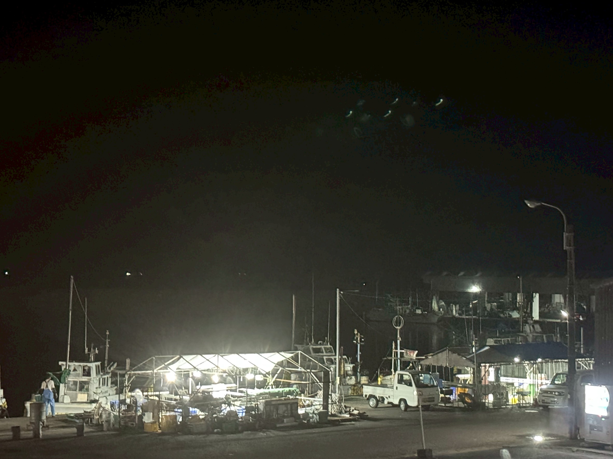 20（土）午前４時半。涼しくてちょうどよい気候。長袖釣り人が半数になりました。釣太郎