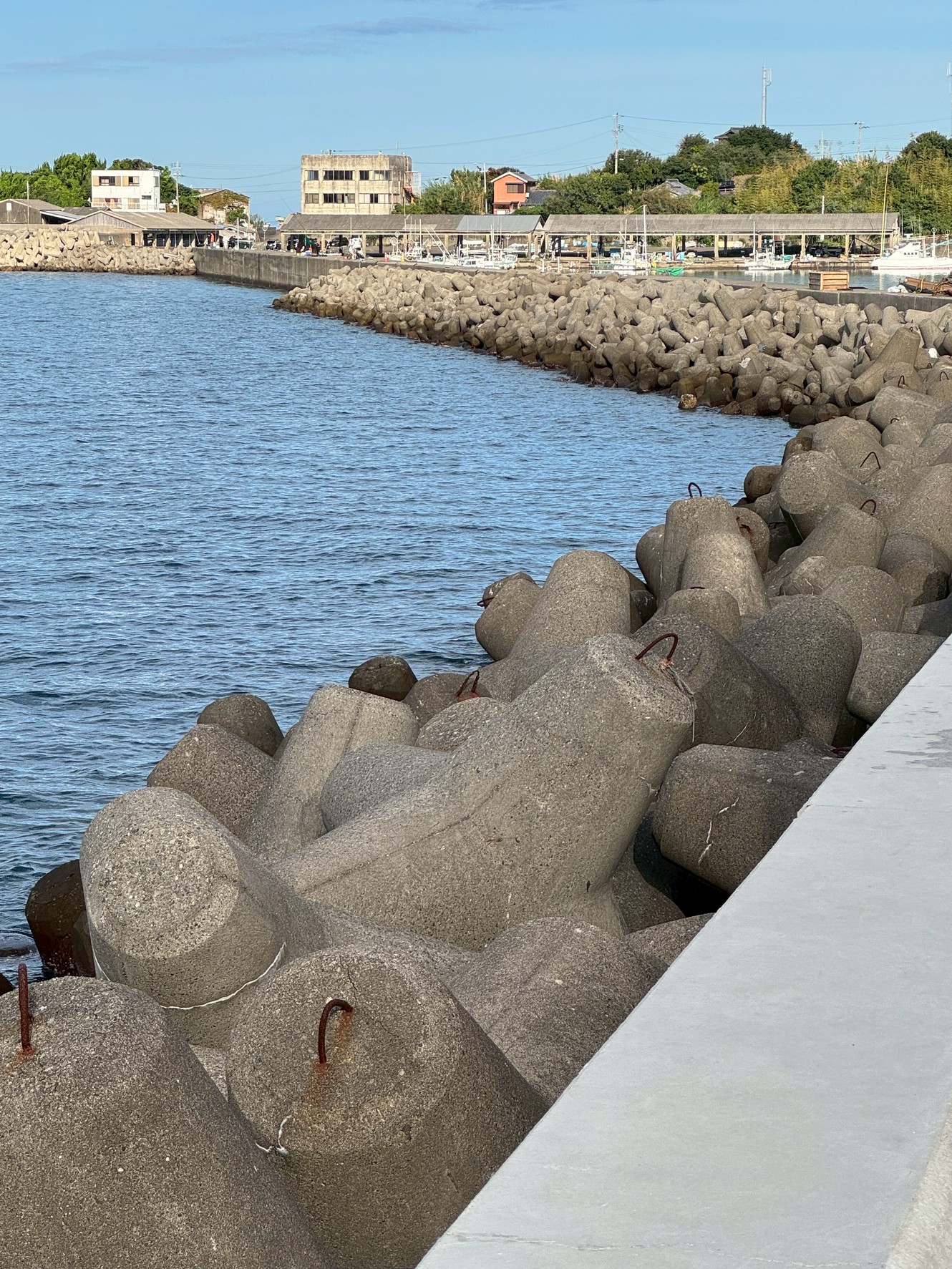 和歌山県みなべ店前・堺堤防沖側　テトラポッド立ち入り注意喚起。釣太郎