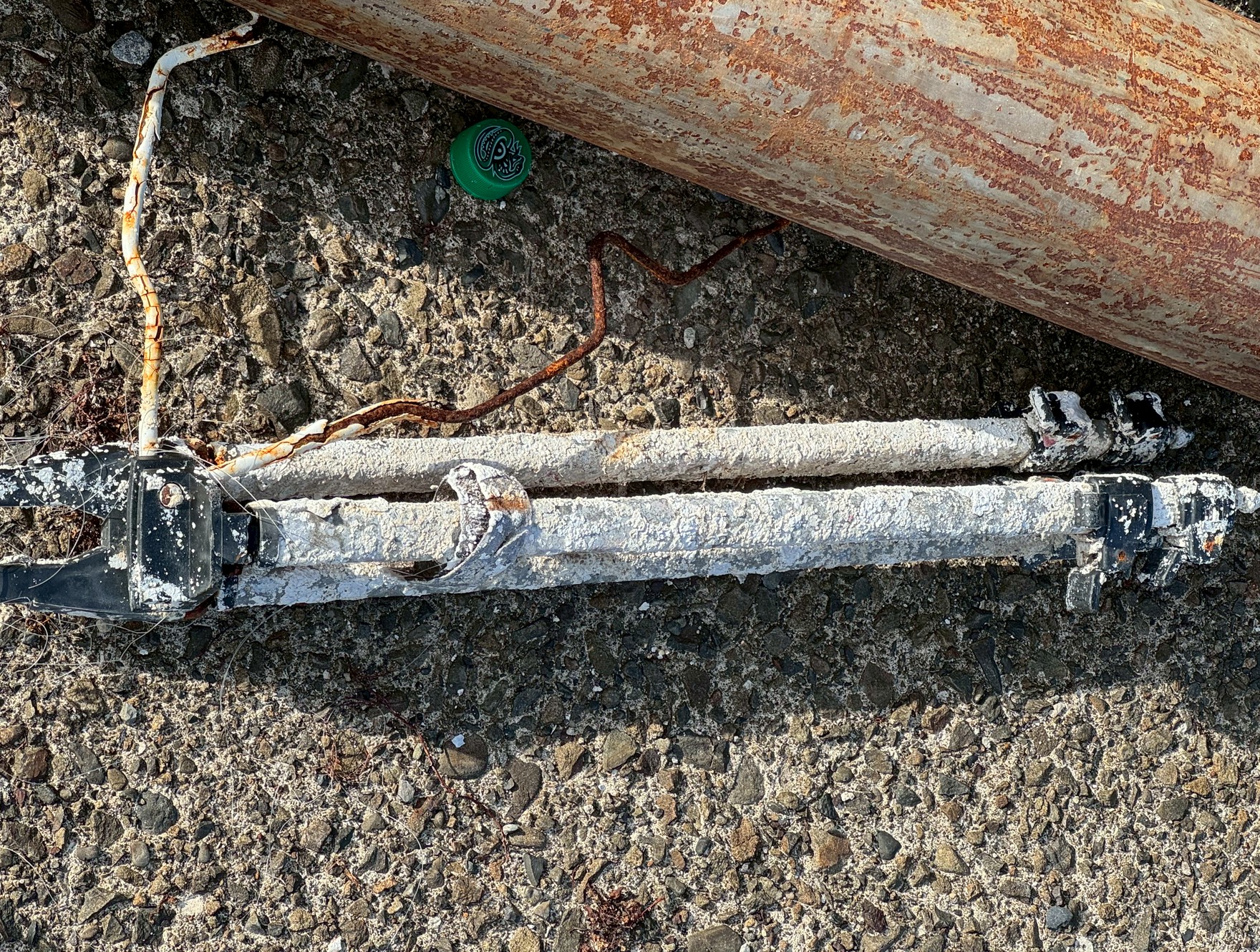 長らく海に眠っていた三脚竿立て。どうやら誰から釣りあげたようです。釣太郎