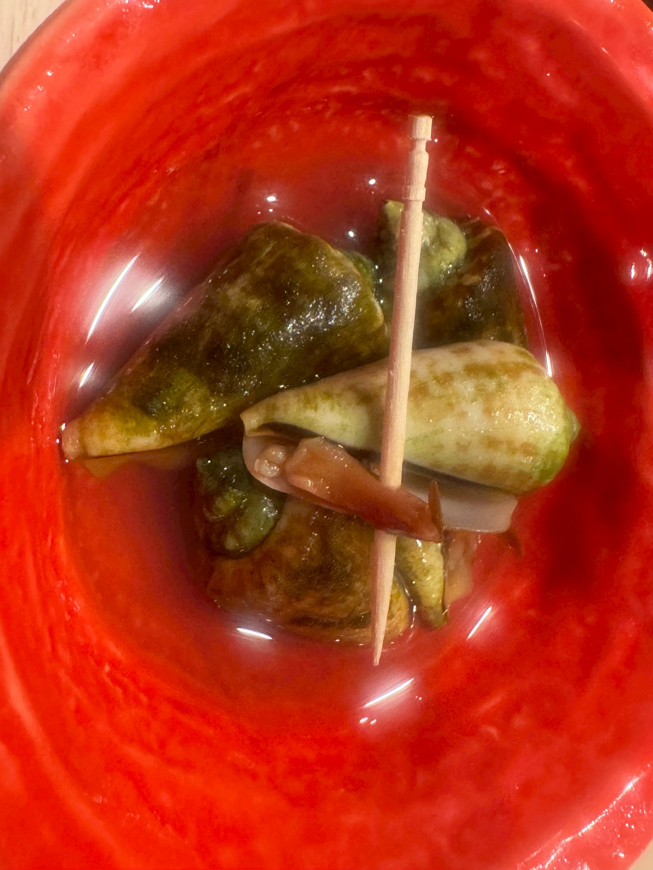 東京に来て、まさかトッコロ（マガキガイ、ツメガイ）を食べるとは？都会では珍しさで話題を引こうとする店がありますが、地方人にはあまりに日常的。このギャップが面白い。釣太郎