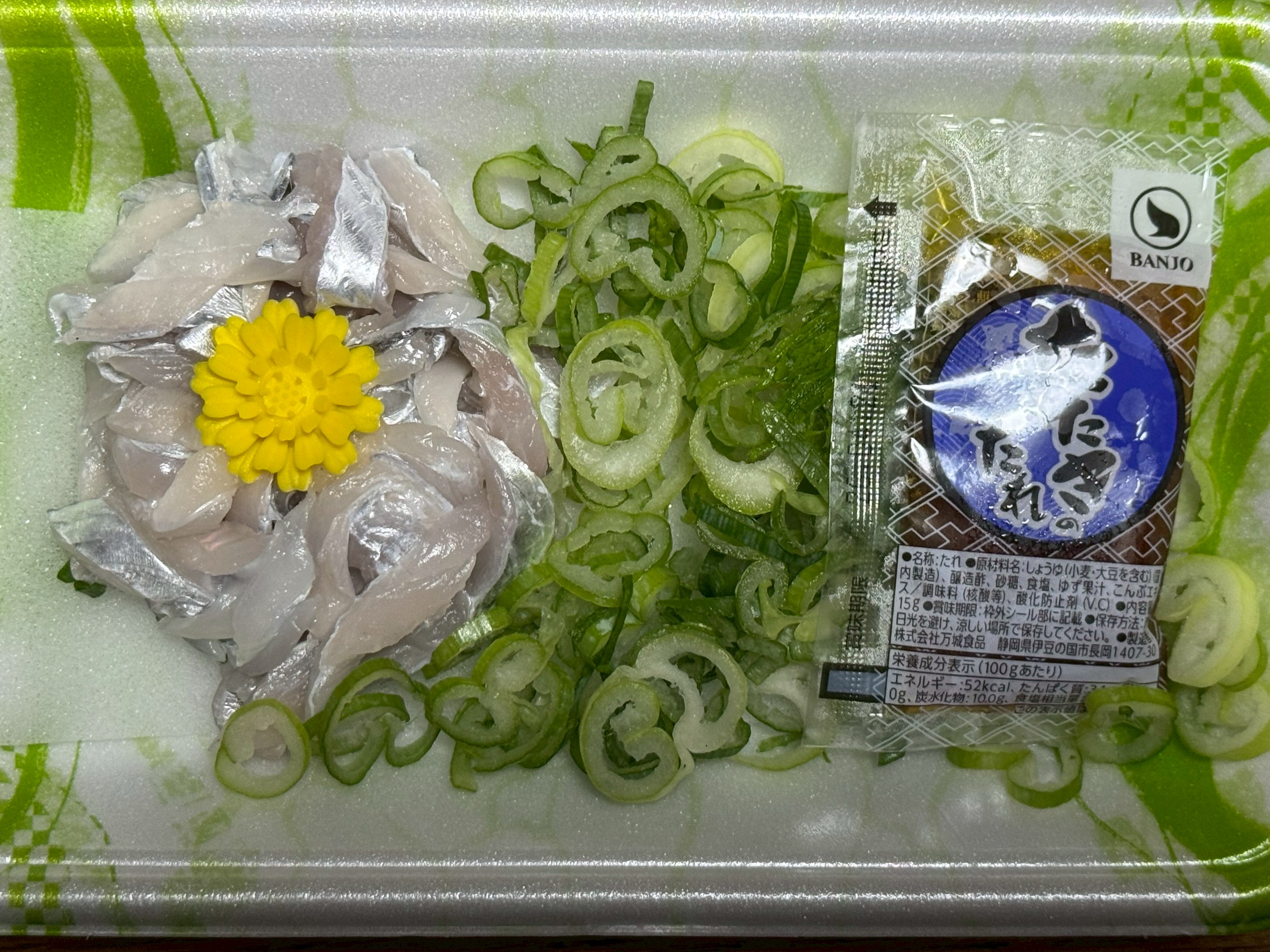 タチウオが刺身より「背越し（セゴシ）」で食べられることが多いのは、小型個体の骨が柔らかく、旨味を骨ごと味わえる漁師料理として理にかなっているからです。釣太郎