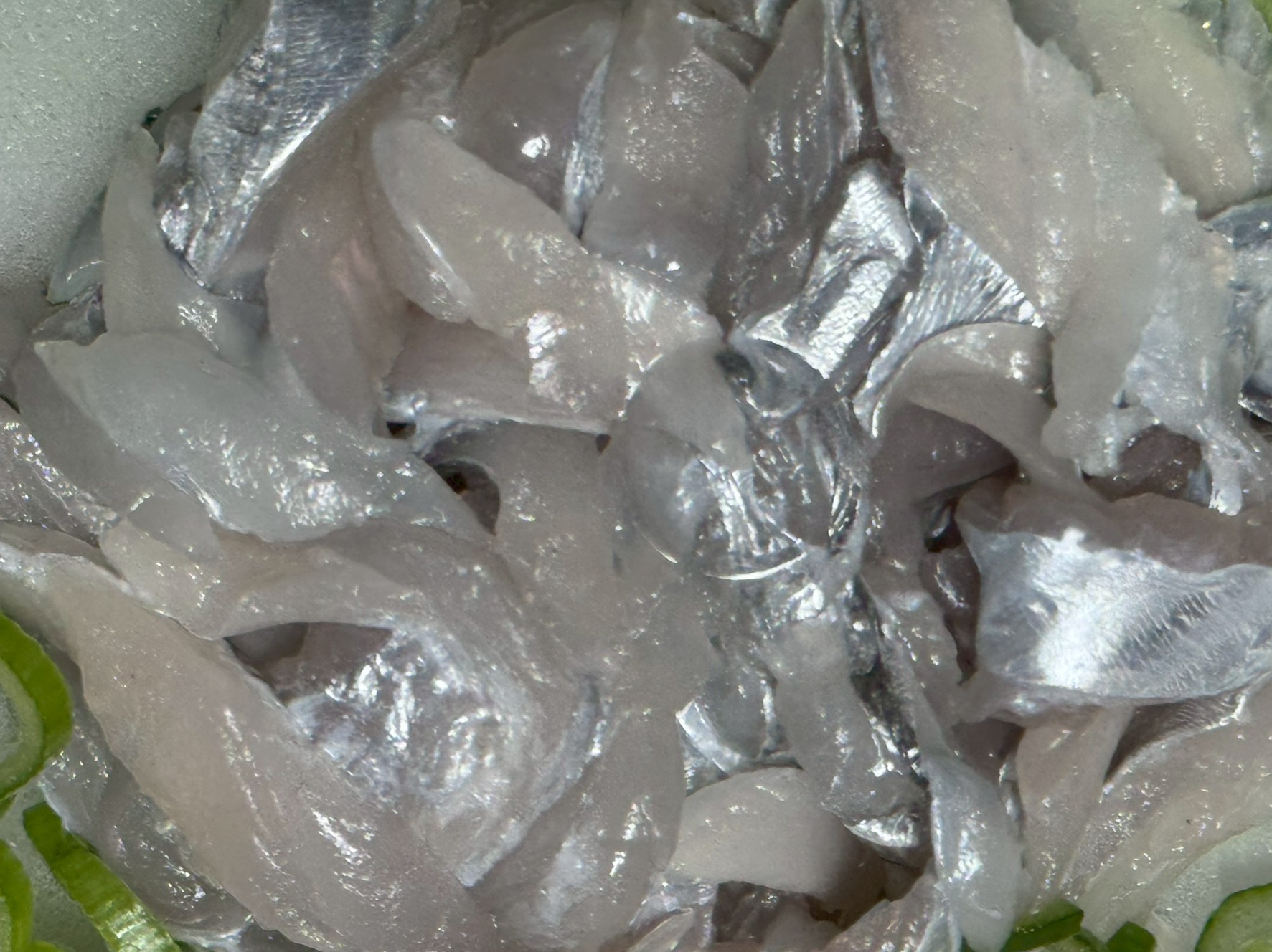 タチウオ（太刀魚）のセゴシ、骨ごと切ることで、骨周りの旨味も味わえる。身の柔らかさと骨のコリコリ感が絶妙なコントラストを生む。ポイントは「鮮度」「薄く切る」「丁寧な下処理」。釣太郎