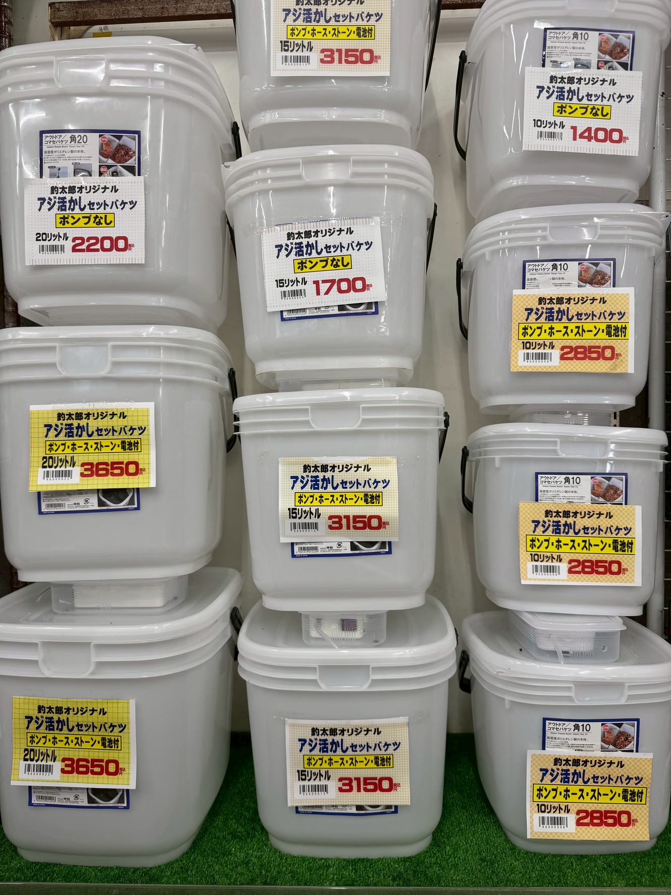 南紀の秋はアオリイカ釣りの最盛期。活アジを元気に保てるかどうかで釣果が変わります。釣太郎オリジナル「アジ活かしセットバケツ」は、・軽くて丈夫 ・サイズ豊富・交換パーツ対応の三拍子が揃った万能モデル。