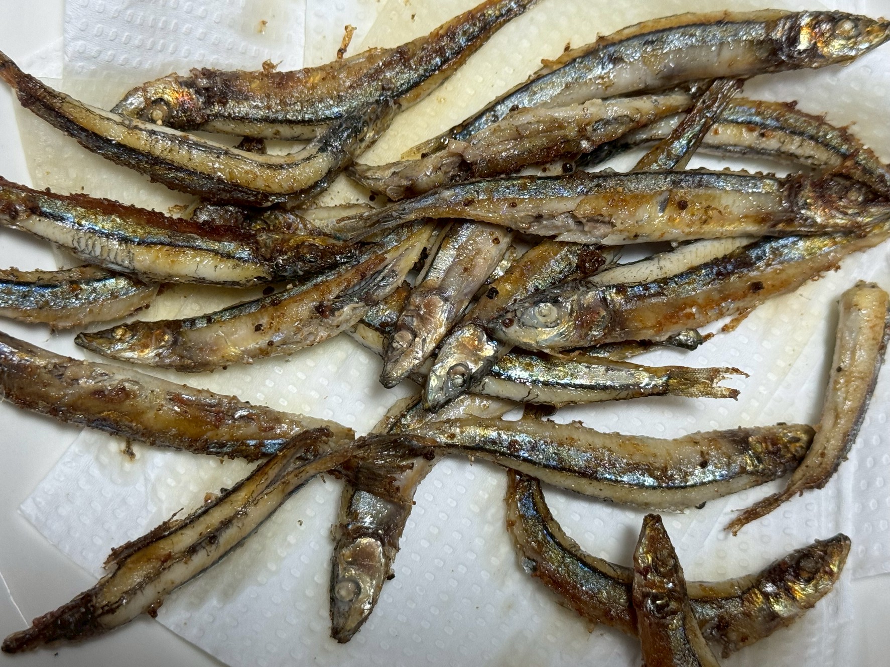 キビナゴ唐揚げ。スーパーで１P350円ほどで売っていますが、熱々は絶品。ビールのつまみは最適。釣太郎