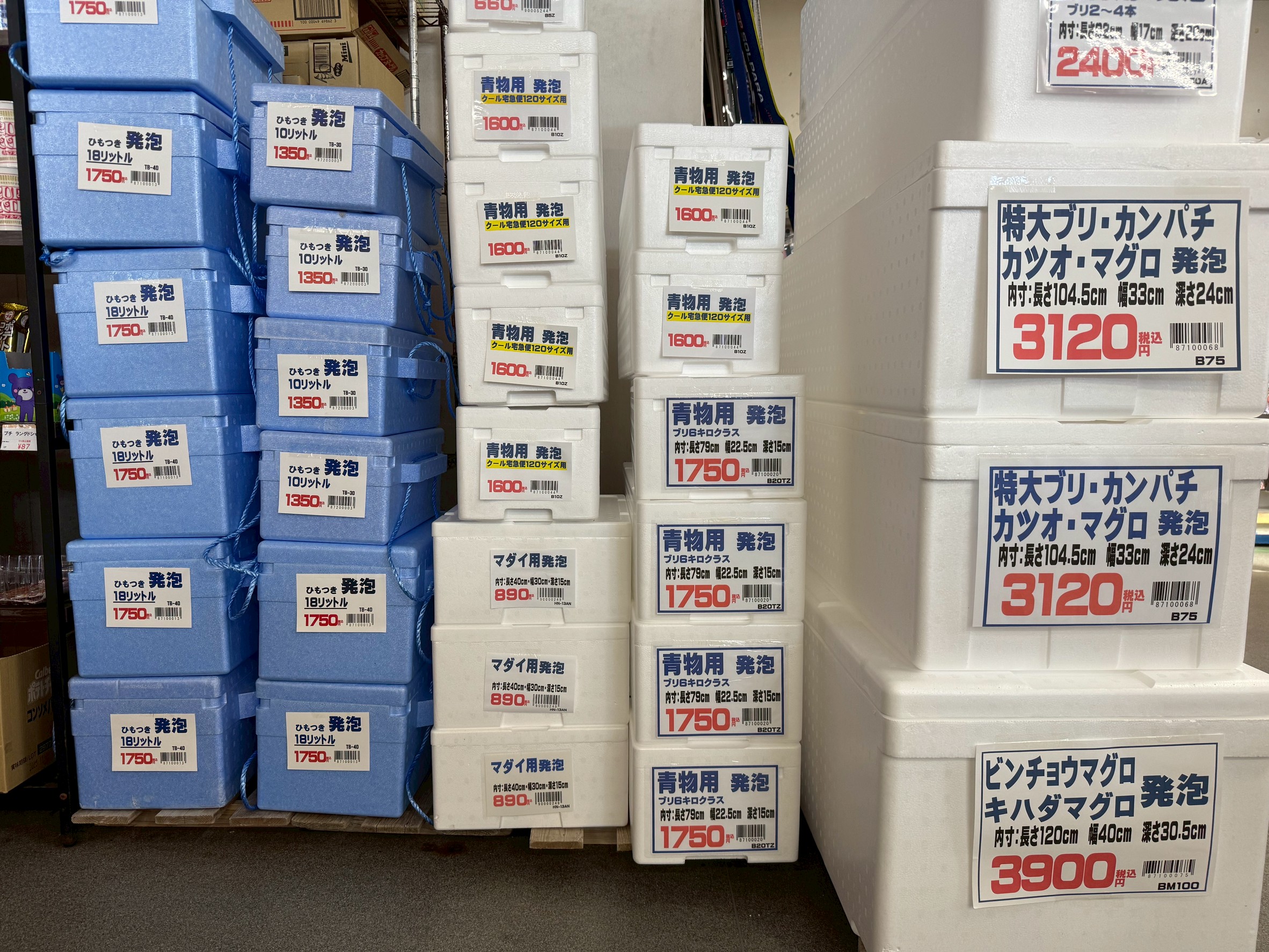 釣太郎の発泡スチロールBOXは、「釣った魚を美味しく持ち帰る」ためのプロ仕様アイテムです。 海水氷と合わせれば、夏場でも安心の保冷力。