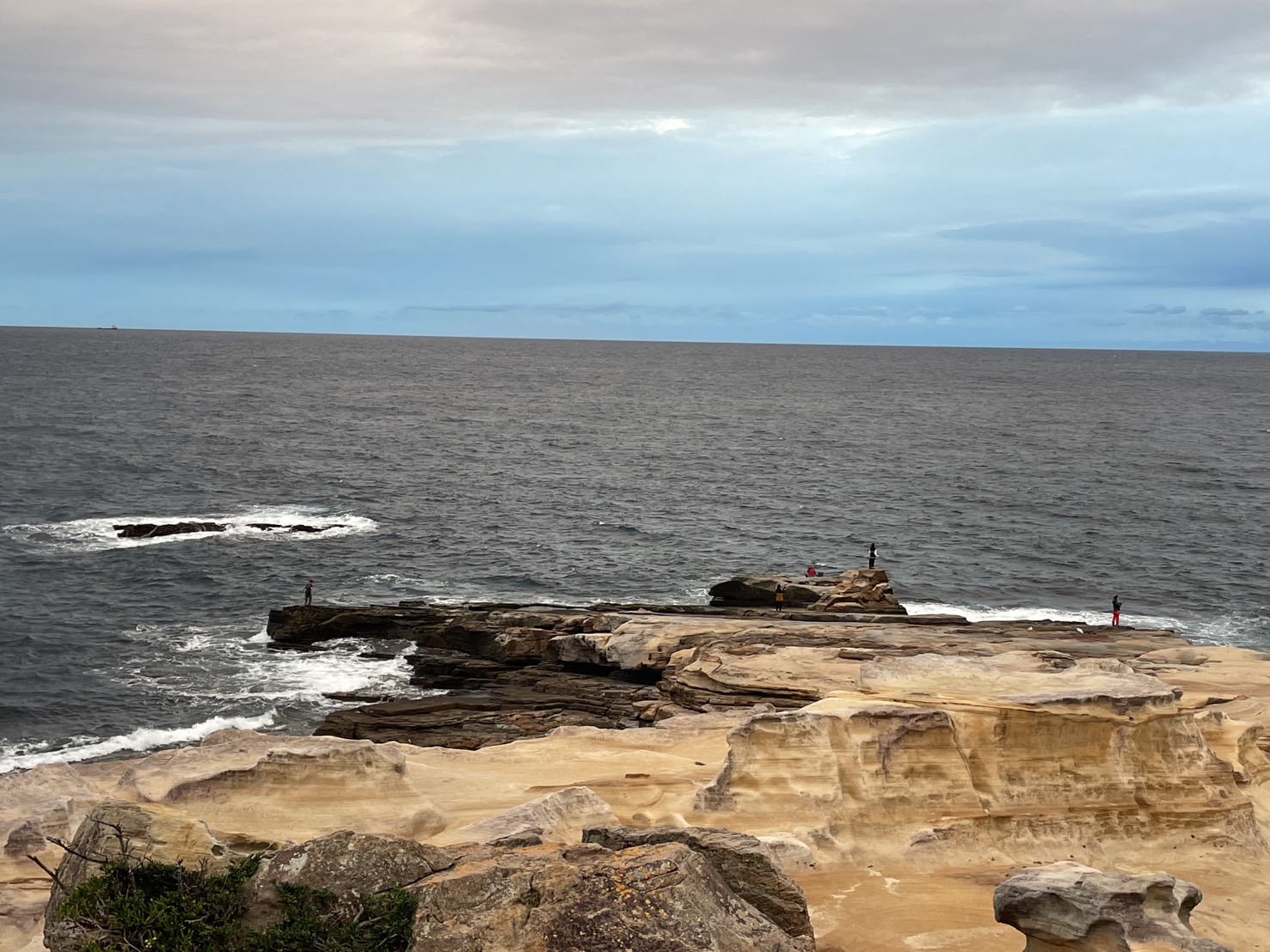 10月19日日曜日和歌山南紀白浜千畳敷の釣り人と海況。釣太郎