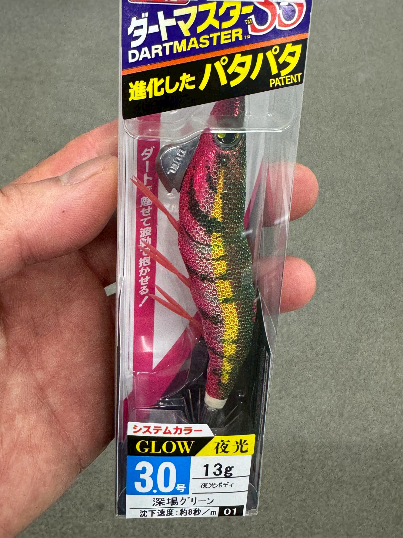 DUELダートマスター「パタパタ3.0号 GLOW夜光」は、・深場でも光でアピール ・パタパタフィンで自然な波動を演出・フォール中の抱きつき率が高い.深場・濁り潮・低活性時に強い一本です。釣太郎