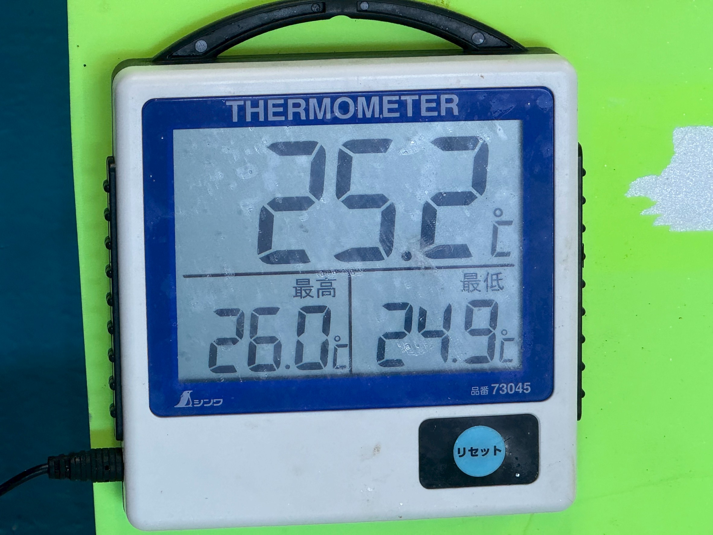 本日白浜沖観測所は26.5℃ですが、みなべ店内水槽水温は25.2℃。10月28日火曜日。釣太郎