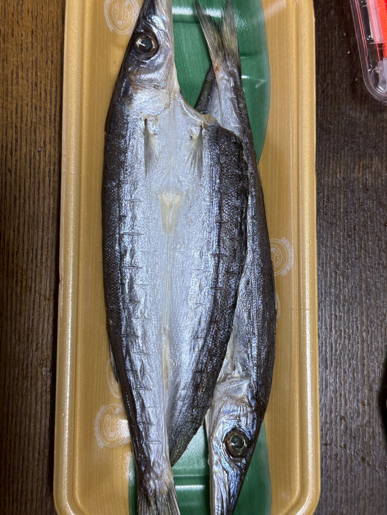 カマスは脂が少なく、干物や焼き調理に最適な魚。鮮度落ちが早いため、生食よりも「焼き」に向く。香ばしい皮と淡白な身のコントラストが絶品。一夜干し文化が根付き、「焼きカマス」が定番化した。釣太郎
