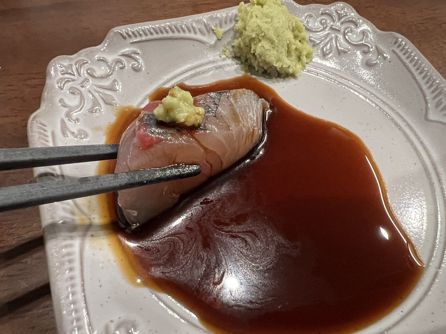 寒尺アジは醤油に身を浸すと、脂がにじみ出ます。で極上の和牛や大トロを食べているかのような感覚。釣太郎