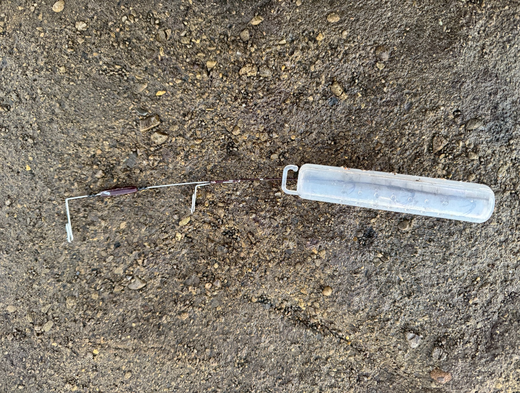 ヤエンが最も紛失するのは「アオリイカとの駆け引き中」ではない？地面に置いた時のロスト防止にフックカバーが必須。釣太郎