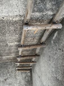 地磯や堤防にあるハシゴ。過信は禁物。いつ折れるかわかりません。釣太郎
