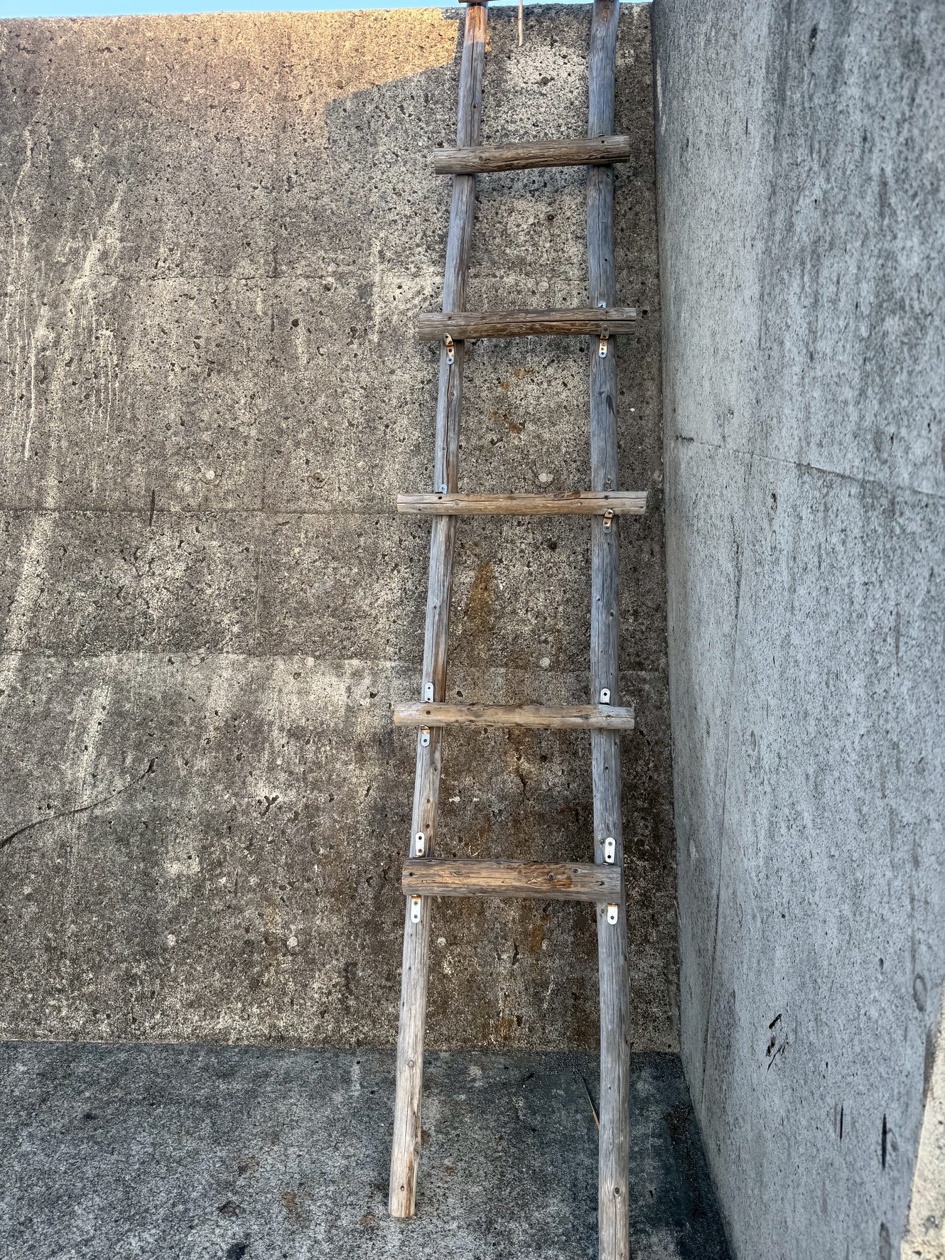 堤防や地磯の脚立ロープは安心禁物。いつ折れるか分かりません。釣太郎