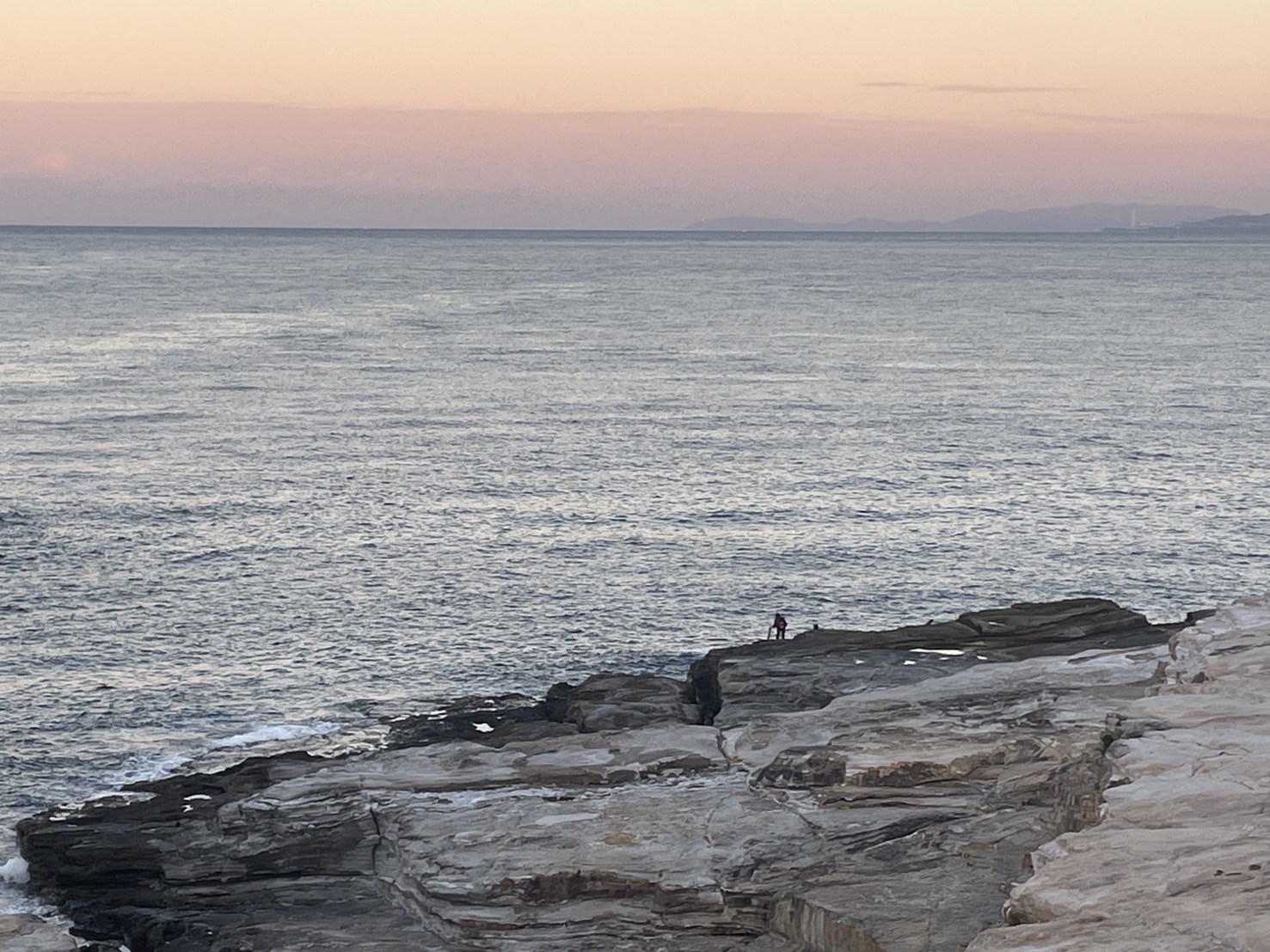 南紀白浜千畳敷の釣り人。釣太郎