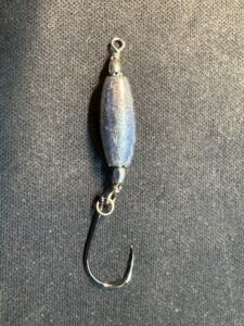 腹オモリ打ちはアジの負担が約1.7〜2.4倍・差が広がるのは　潮が速い　待ち時間が長い　オモリが重い・オモリ付きヤエン針は　待ち時間中の負担が最小・腹オモリは　短時間で結果を出す戦術。釣太郎