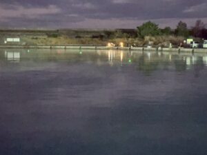 田辺芳養（はや）内湾の大アジ釣りの様子。ほとんどの方がデンキウキを使っています。釣太郎