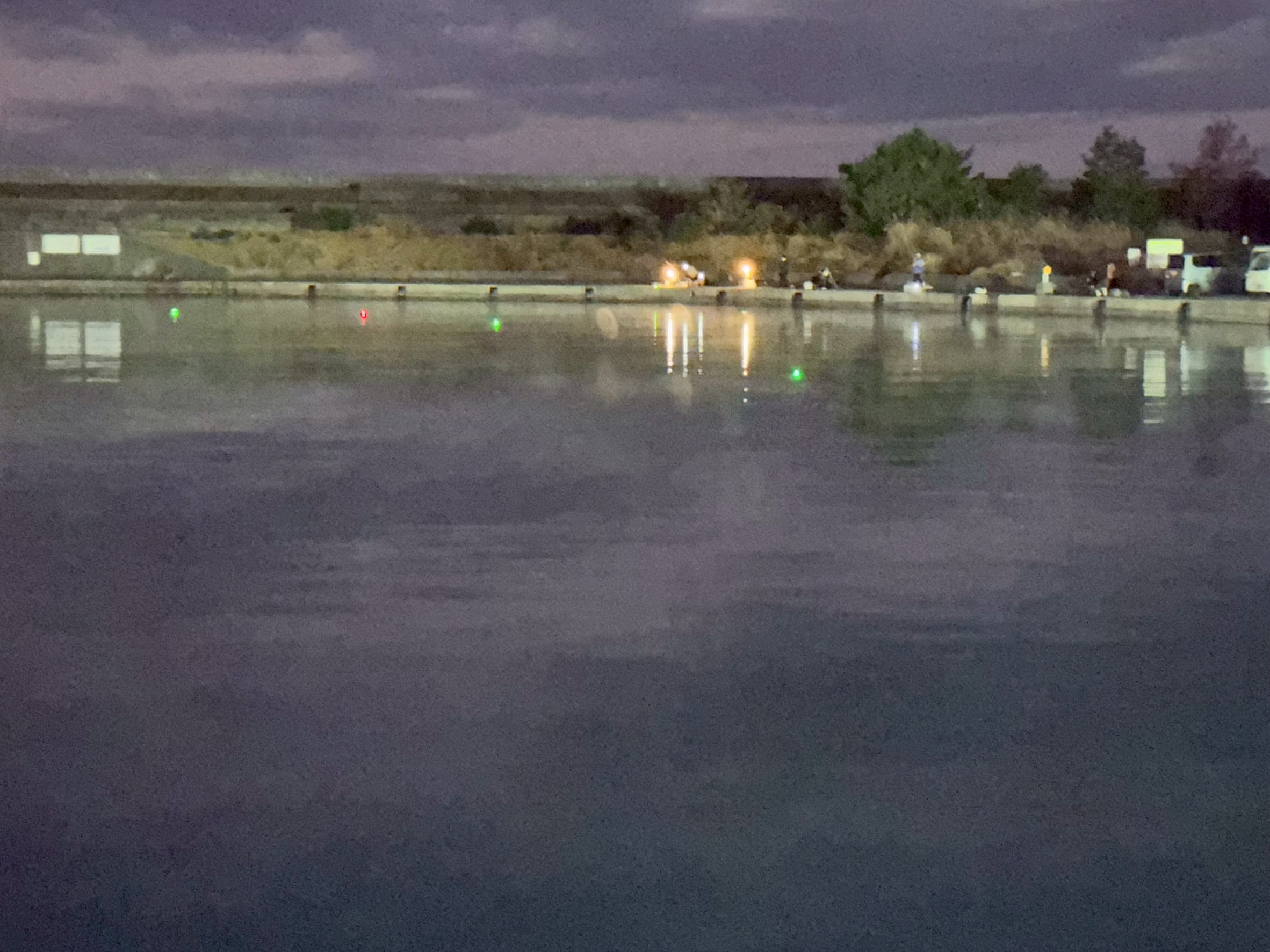 田辺芳養（はや）内湾の大アジ釣りの様子。ほとんどの方がデンキウキを使っています。釣太郎