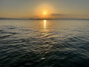 海に出るとホッとするのは、偶然でも、感傷でもありません。音 ・景色・本能・視界・時間の流れ、すべてが人間にとって、休むために最適な条件を備えているからです。釣太郎