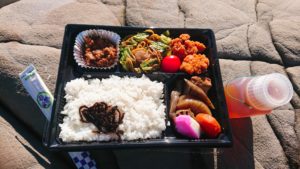 磯で食べるお弁当が美味しいのは、枯渇したエネルギーへの渇望（アリエステジア）。緊張と緩和のコントラスト。波音と青色の脳内麻薬効果。 釣太郎