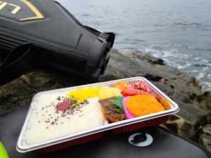 釣り場で食べる弁当が格別に美味しいのは、科学的にも心理的にも“味覚が研ぎ澄まされる環境”だからです。釣太郎