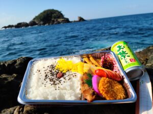 磯弁当がうまい理由は ✔ 疲労✔ 空腹✔ 海✔ 非日常✔ 達成感。全部セットだから。釣太郎