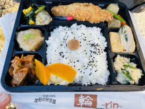 外で食べるだけで「ご馳走」になる。釣り弁当が格別に美味い秘密.釣太郎