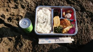 釣り場弁当が格別美味しい7つの理由釣り場で食べるご飯が家や職場より美味しく感じるのは、「非日常」「運動」「環境」**のトリプル効果が重なるから。釣太郎