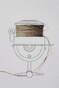 道糸、初心者は「早めに交換」が最強の釣果アップ法！ナイロン → 3〜5回で交換（扱いやすい王道） PE → 10回前後で点検・カット（感度命） フロロ → 5〜10回でリーダー交換（根ズレ対策）釣太郎