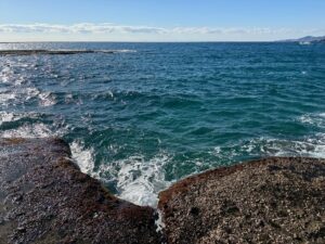 海の風は、マイナスイオンとミネラルと癒しのリズムを含んだ「吸うサプリメント」。釣太郎