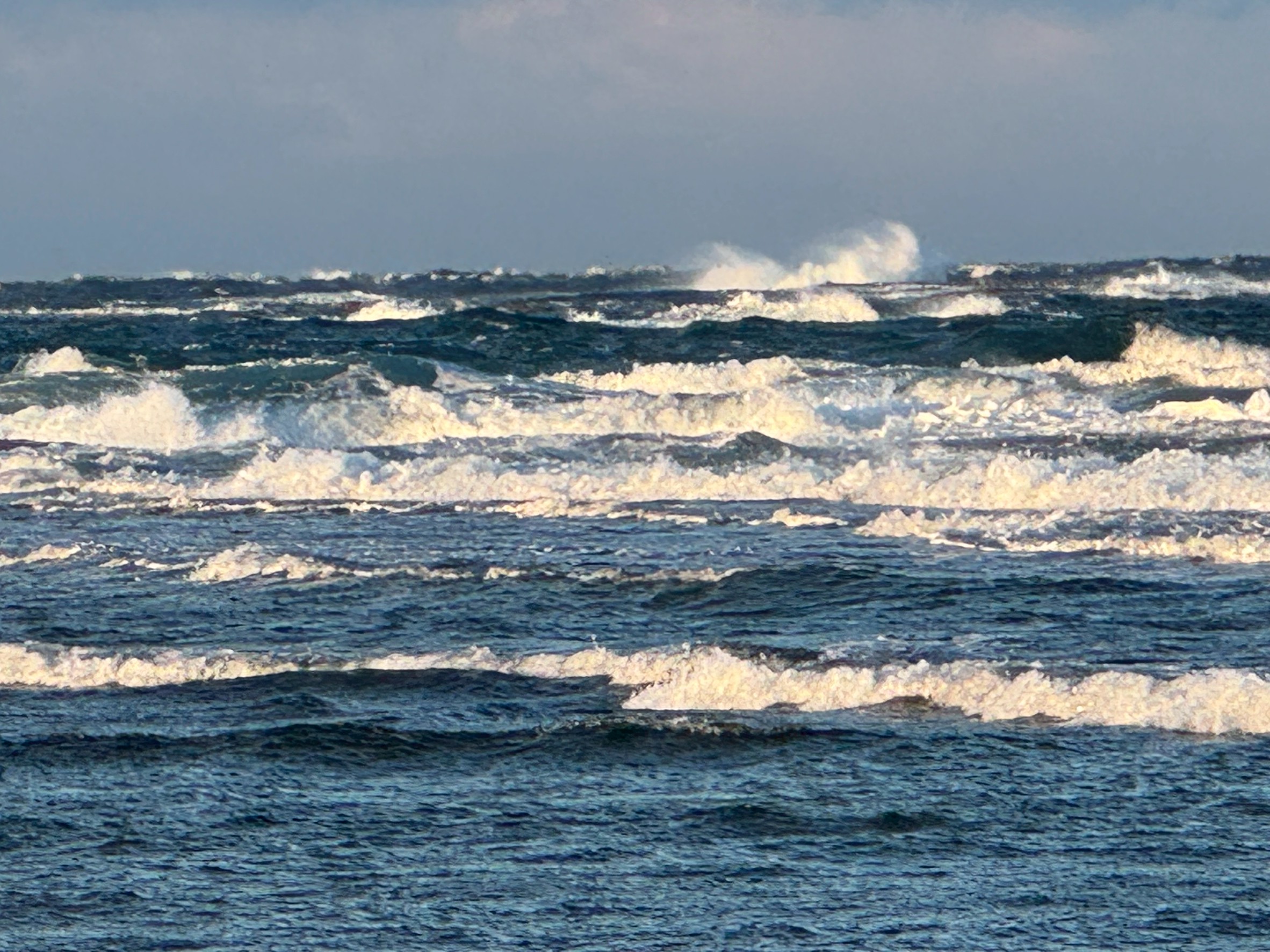 白波は心理学的に言うと、激しい自然現象を「見る」だけで感情の代替発散が起こりやすく、ストレスやモヤモヤが洗い流される感覚が生まれます。釣太郎