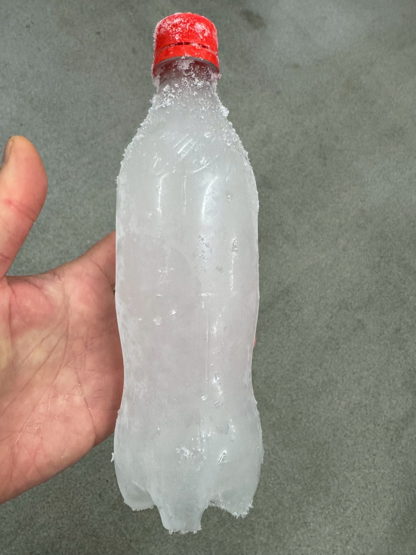 ペット氷、実は魚に超適してるんです！ 解けても水が出ないし、気もせず持ち運びラクチン。 釣太郎では1本120円