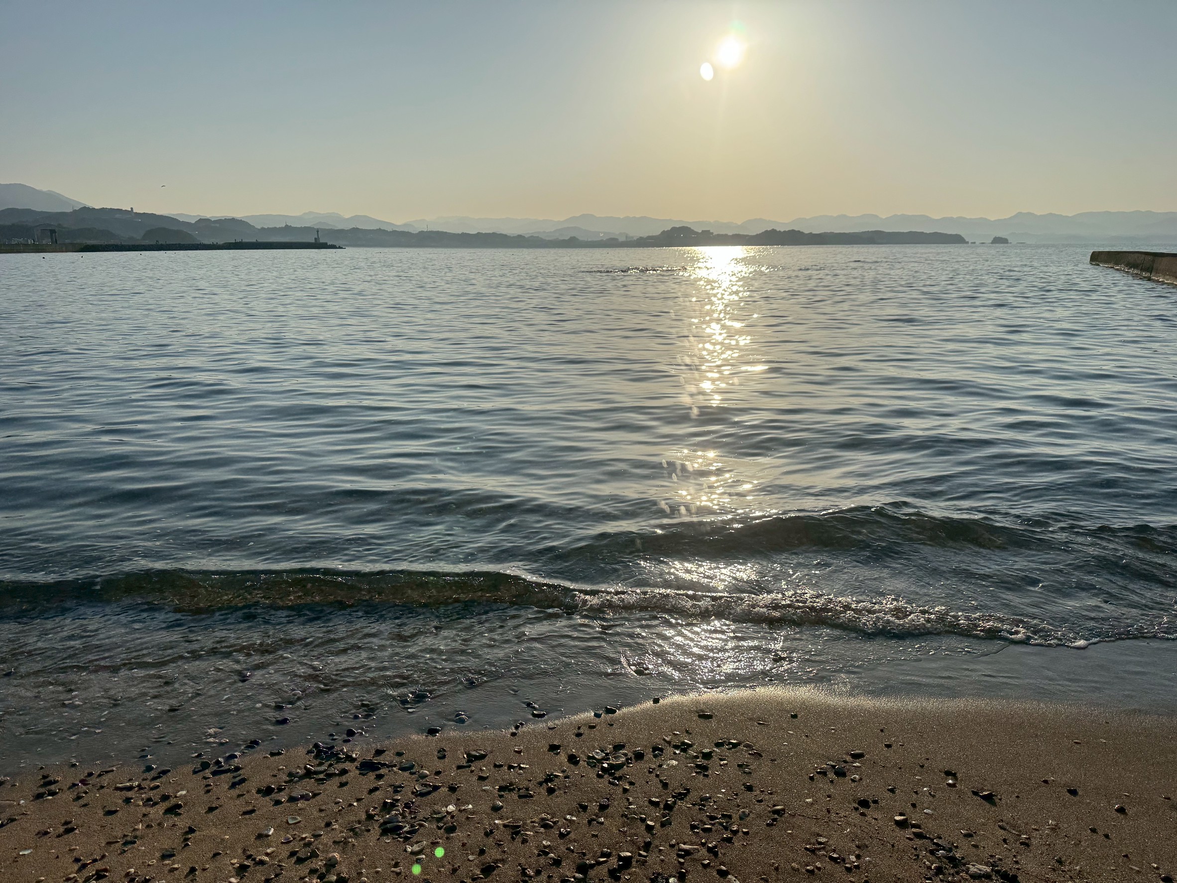 東京新宿と和歌山南紀みなべ町の海辺の空気の違い。新宿→ 排ガス・粉じん中心の都市型大気。南紀→ 海塩・自然由来粒子中心の海洋型大気。